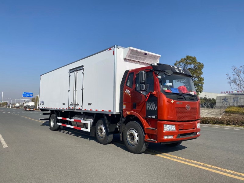 解放J6L小三軸9米6國(guó)六(天然氣)冷藏車