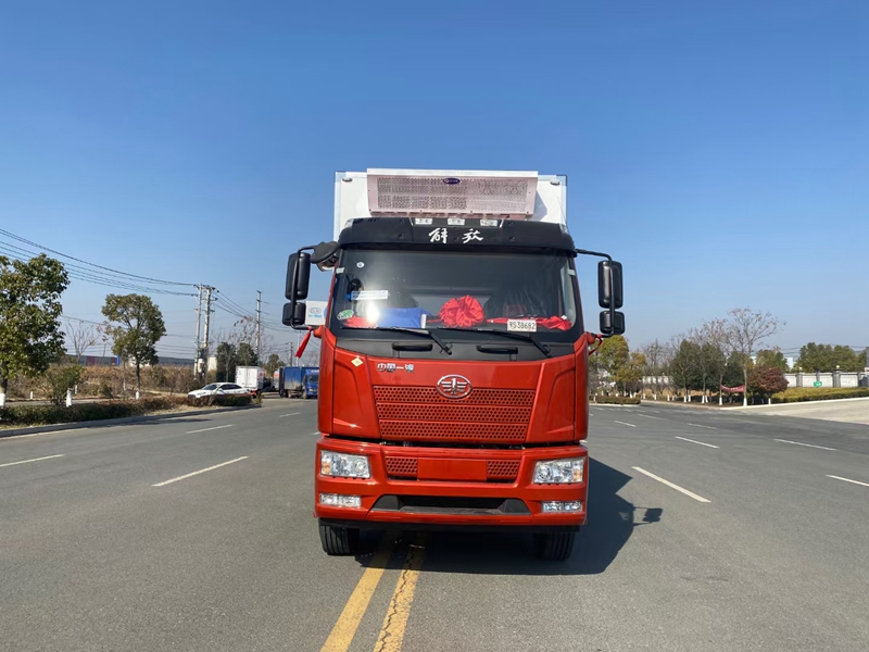 解放J6L小三軸9米6國(guó)六(天然氣)冷藏車