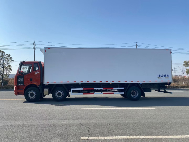 解放J6L小三軸9米6國(guó)六(天然氣)冷藏車