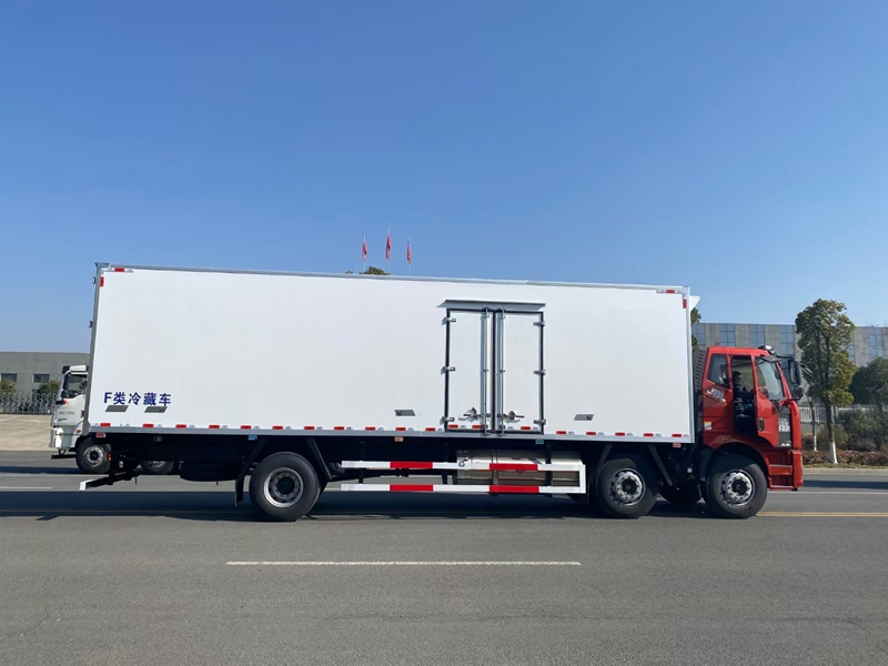 解放J6L小三軸9米6國(guó)六(天然氣)冷藏車