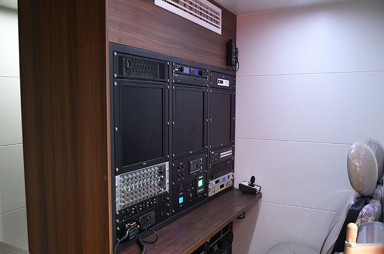 擴(kuò)展方艙動(dòng)中通通信指揮車