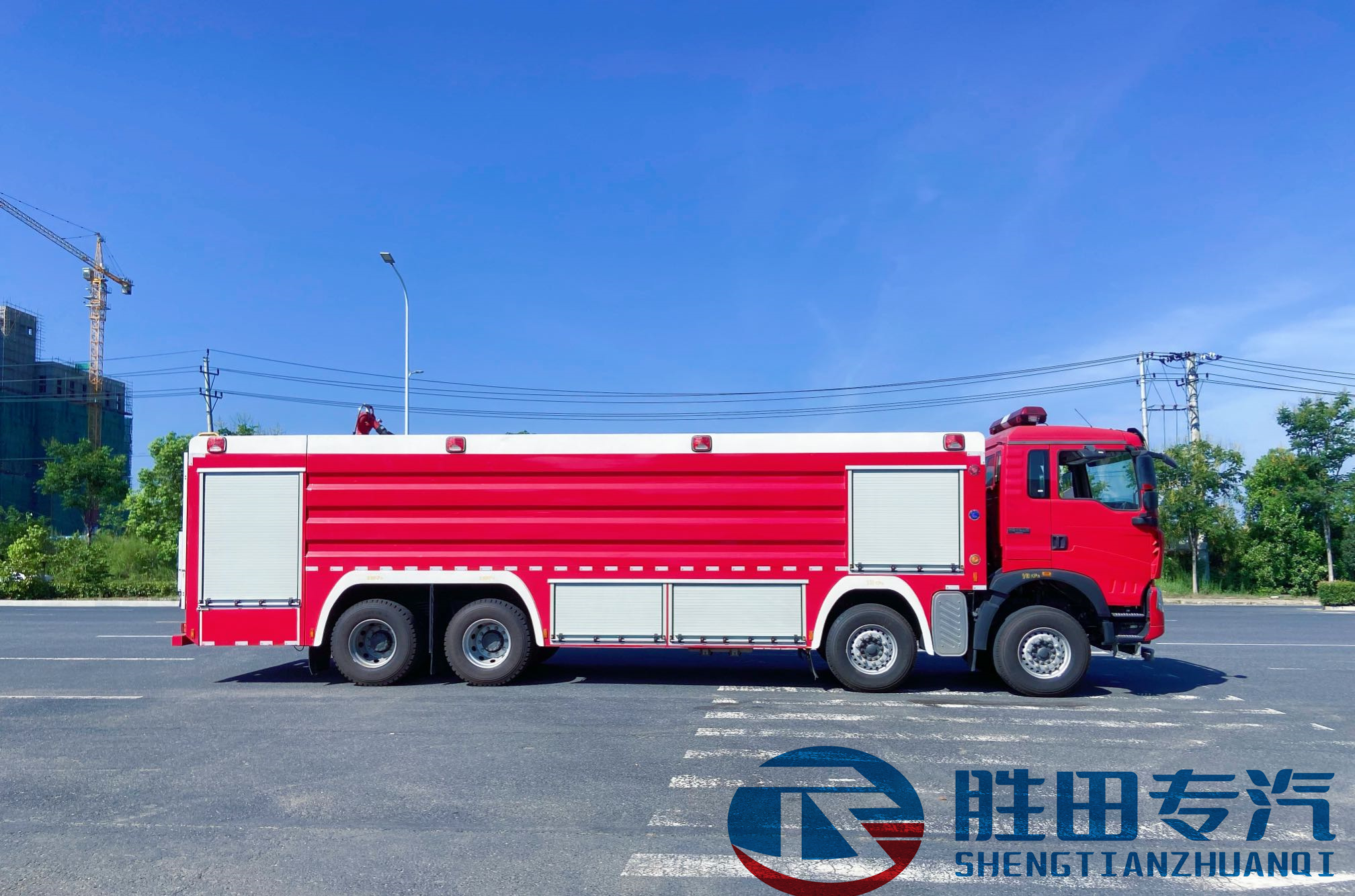 重汽豪沃25噸水罐消防車